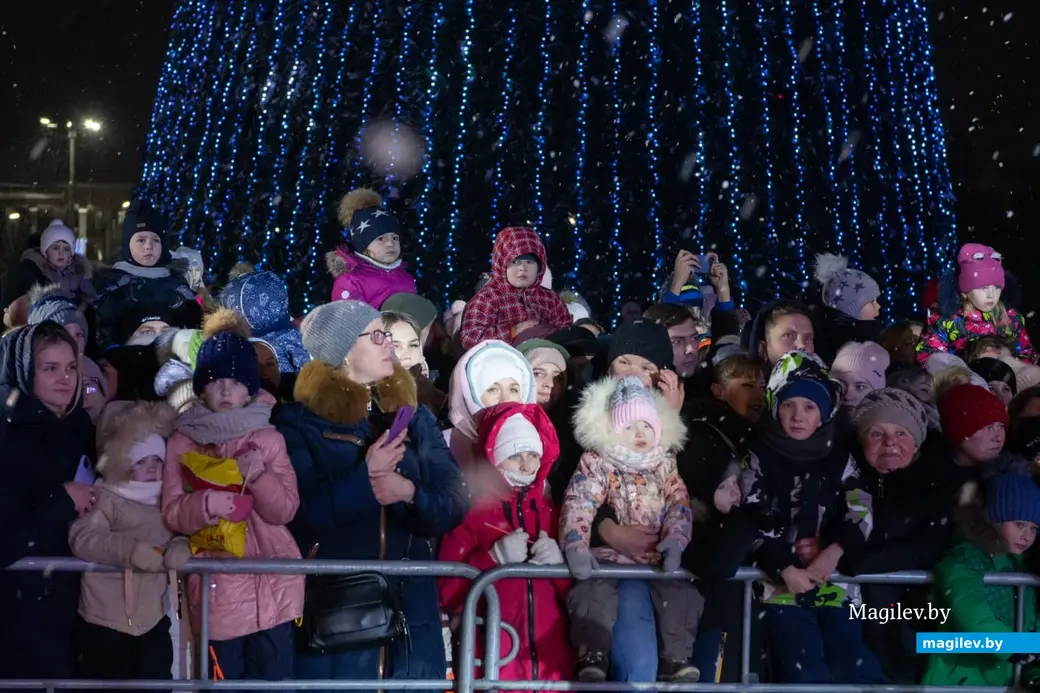 15 декабря 2023 г. Могилев, пл. Ленина. На главной елке зажгли огни!