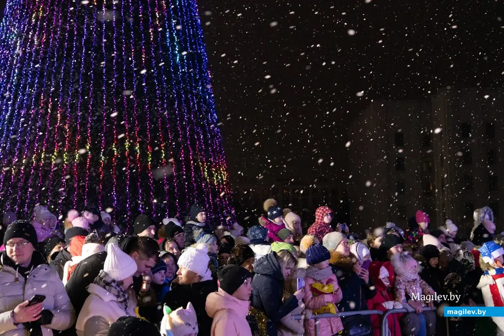 15 декабря 2023 г. Могилев, пл. Ленина. На главной елке зажгли огни!