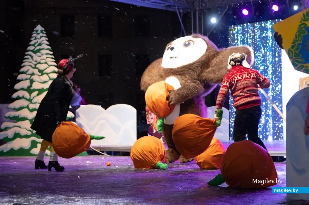 15 декабря 2023 г. Могилев, пл. Ленина. На главной елке зажгли огни!