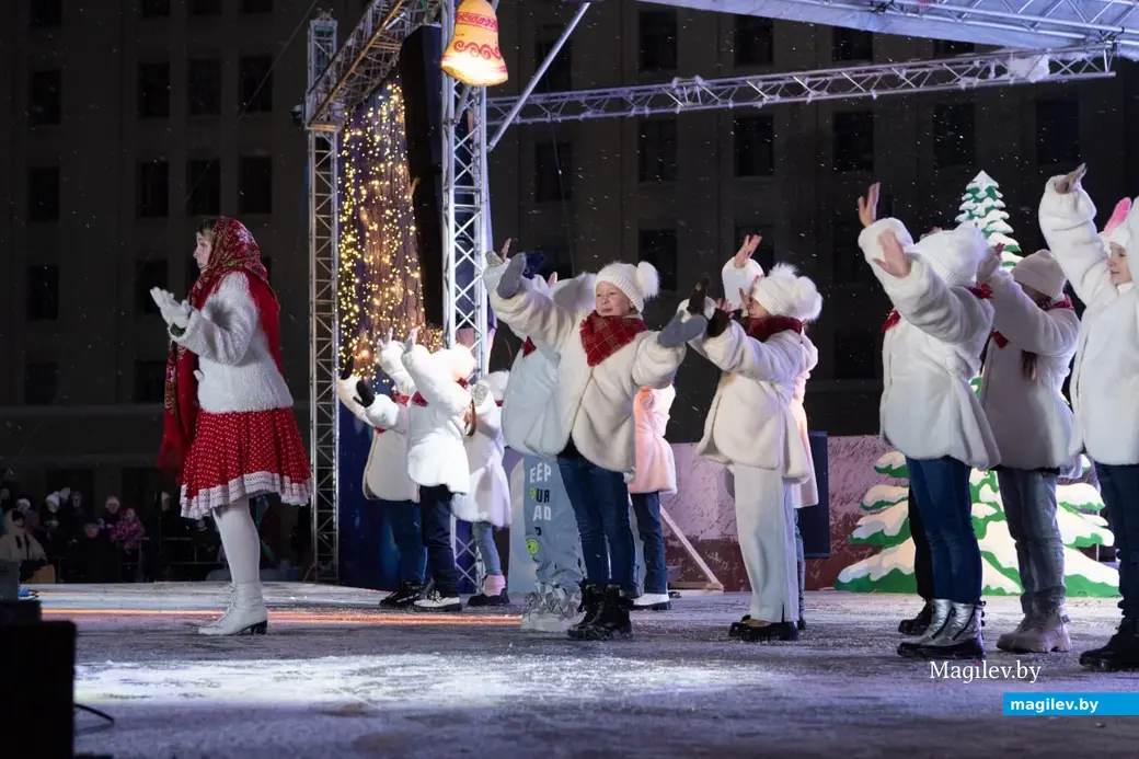 15 декабря 2023 г. Могилев, пл. Ленина. На главной елке зажгли огни!