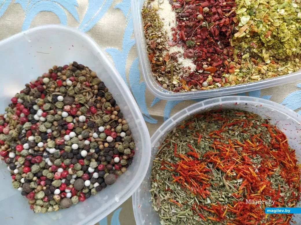 Что почем: на рынках и в магазинах Могилева выбирали специи для запекания мяса и глинтвейна. Купленные специи. Декабрь 2023 года.