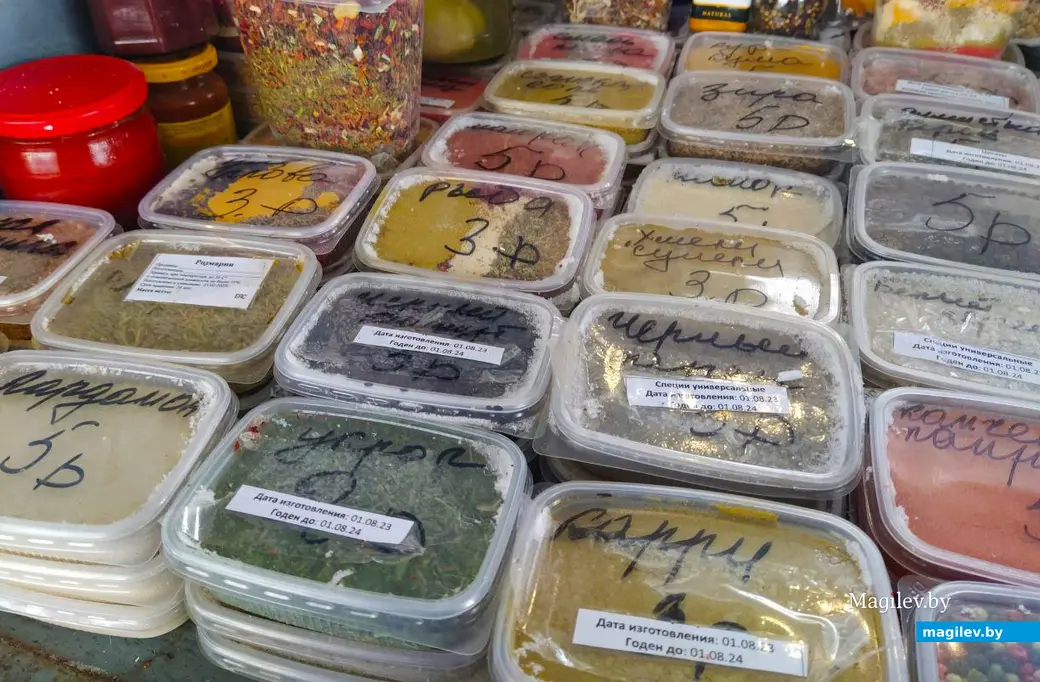 Что почем: на рынках и в магазинах Могилева выбирали специи для запекания мяса и глинтвейна. Минский (Центральный) рынок. Декабрь 2023 года.