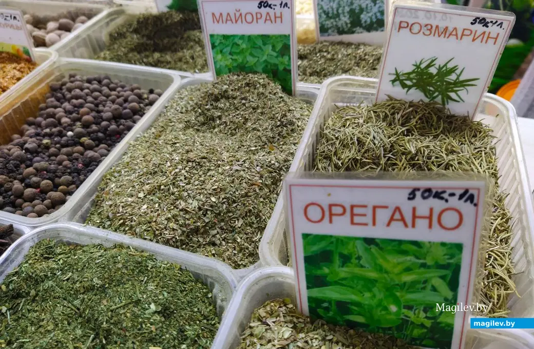 Что почем: на рынках и в магазинах Могилева выбирали специи для запекания мяса и глинтвейна. Минский (Центральный) рынок. Декабрь 2023 года.