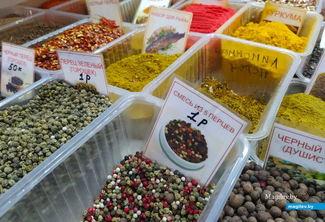 Что почем: на рынках и в магазинах Могилева выбирали специи для запекания мяса и глинтвейна. Минский (Центральный) рынок. Декабрь 2023 года.
