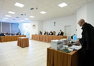 В Ватикане впервые в истории осудили кардинала