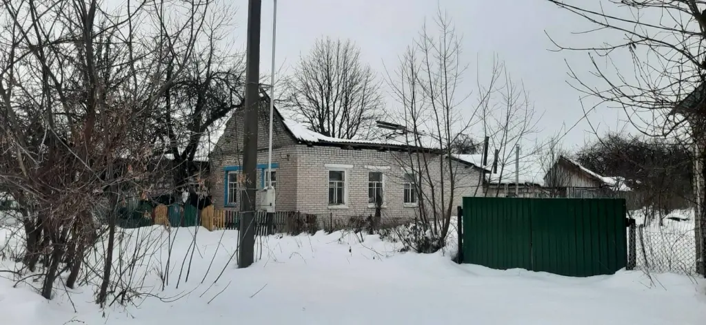 17.12.2023 г., Славгород. На улице Пригородной под тяжестью снега обрушилась крыша дома. Фото: Могилевское областное УМЧС