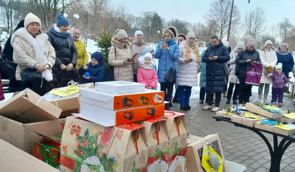 Могилевский парк Подниколья наградил победителей конкурса елочных игрушек. Декабрь 2023 года. Фото Юрия Макацария.