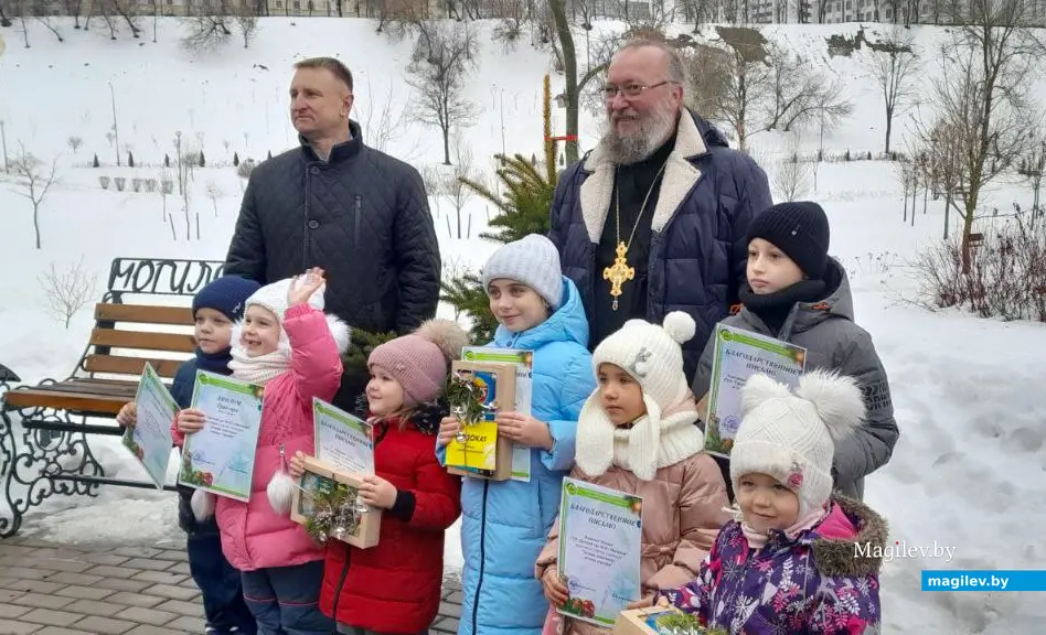 Могилевский парк Подниколья наградил победителей конкурса елочных игрушек. Декабрь 2023 года. Фото Юрия Макацария.