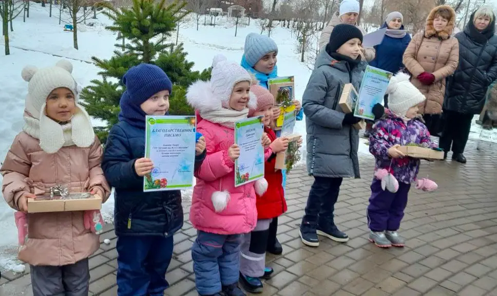 Могилевский парк Подниколья наградил победителей конкурса елочных игрушек. Декабрь 2023 года. Фото Юрия Макацария.