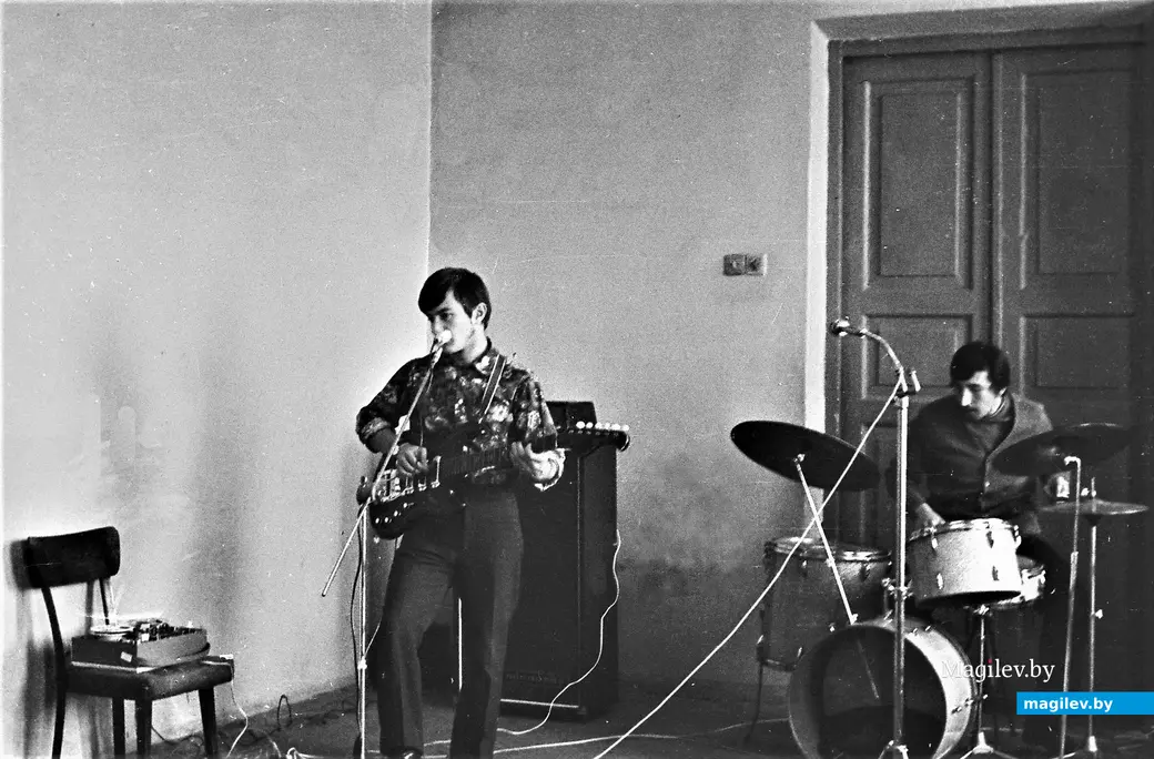 1970-е годы. Даже никогда не игравший на барабанах Алик Бедулин (RIP) на репетиции мог усесться за установку (слева – Валерий Катков. Фото Василя Титова.