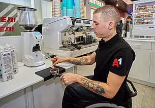 «Инклюзивная кофейня» заработала в Могилеве – в торговом центре «Е-Сити»