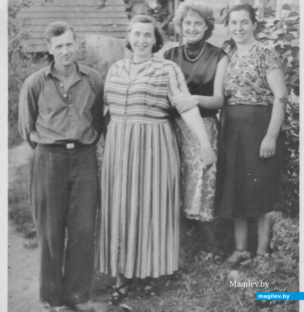 Александра Андреевна Чайка и ее близкие у дома на ул. Береговой, 1960-е годы.