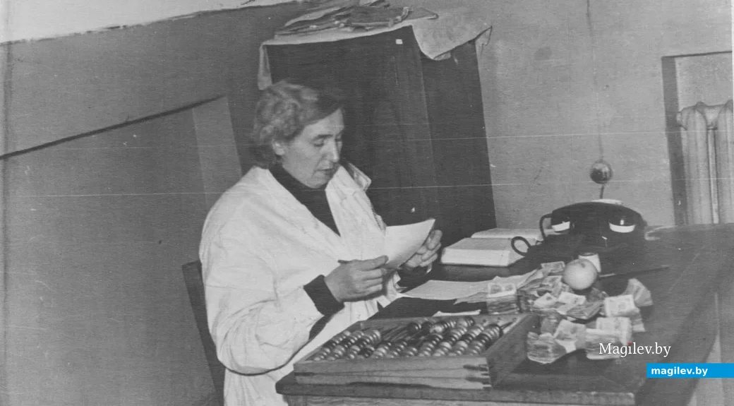 Александра Андреевна Чайка на работе в магазине "Чайка", Бобруйск, 1960-ые годы.