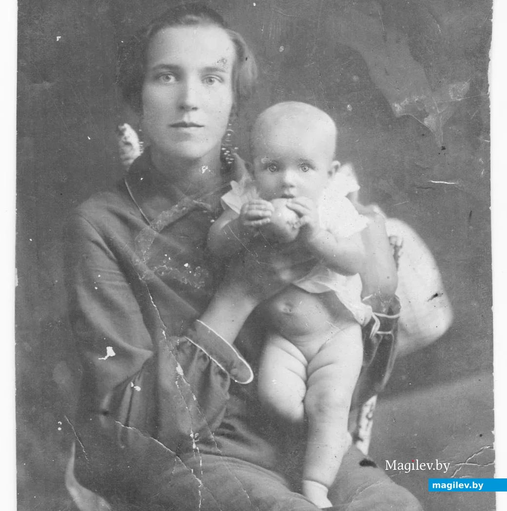 Александра Андреевна Чайка с дочерью Ленианой, 1930-е годы.