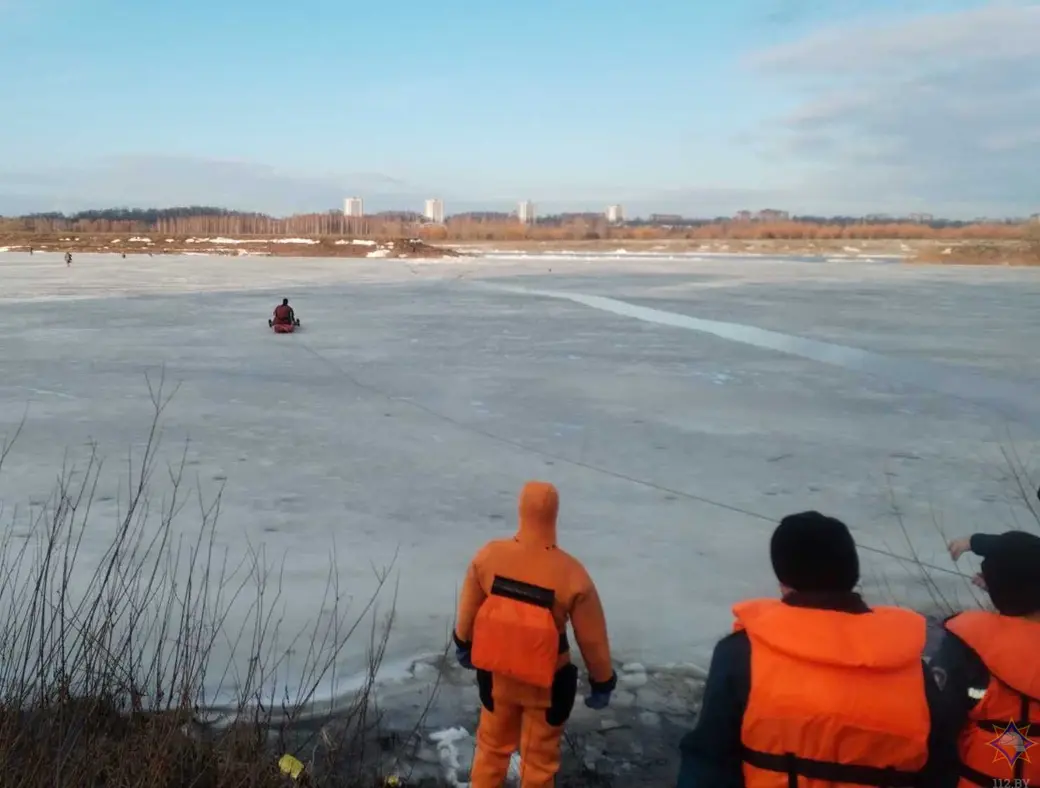21.12.2023 г., Могилев. В заливе Днепра едва не утонул рыбак. Фото: Могилевское областное УМЧС