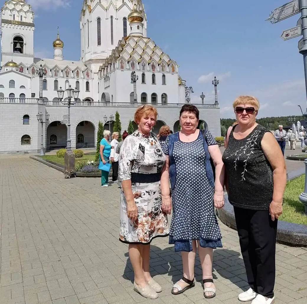 Любовь Степановна ( в центре) на экскурсии в храм во имя Всех святых в Минске.