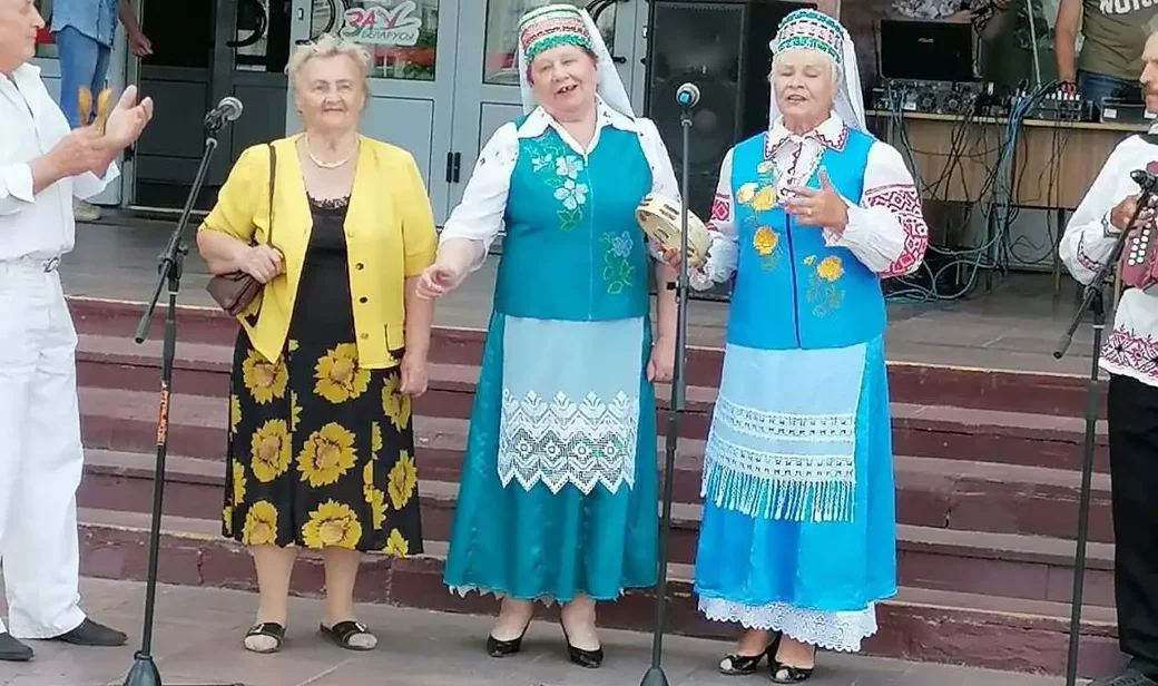 Выступление у Дворца искусств в составе клуба гармонистов, Любовь Семенова – посередине.