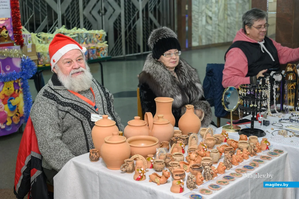 23.12.2023, Дворец искусств Бобруйска. Юрий Бовда на ярмарке мастеров.  Фото Александра Чугуева