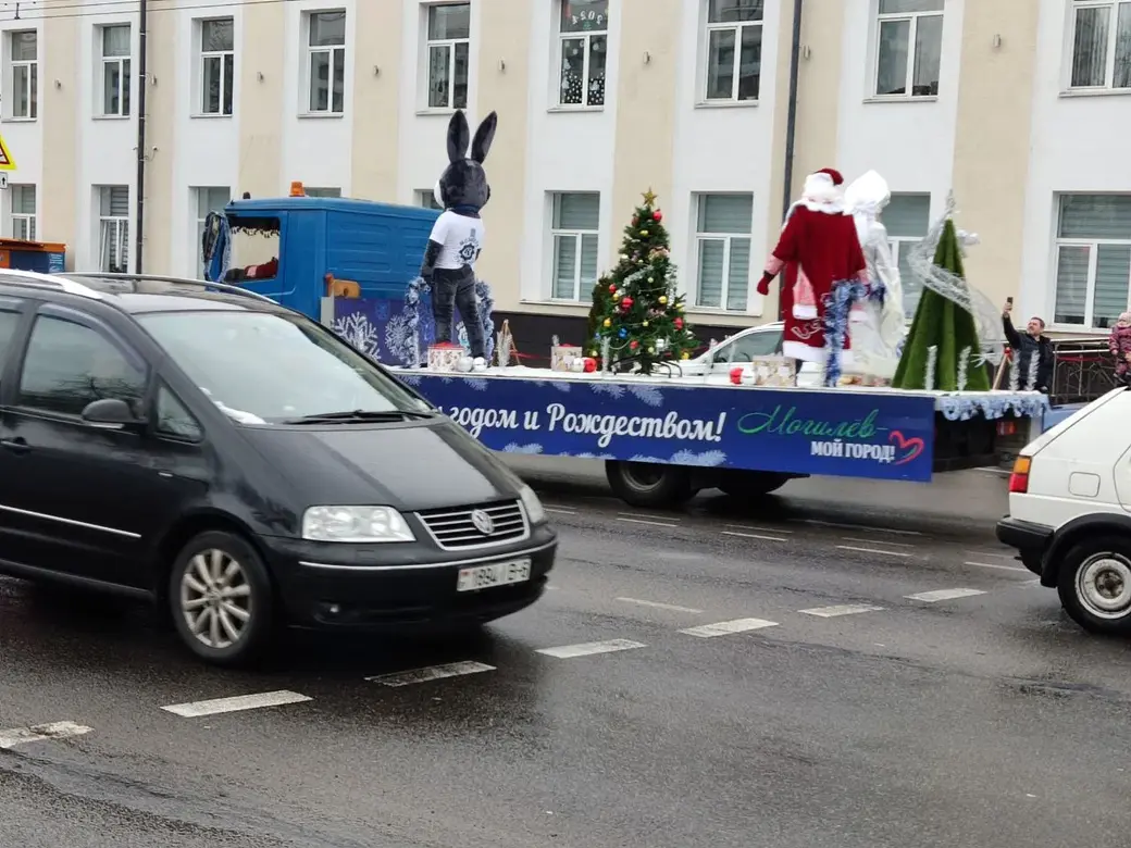 23.12.2023 г. Могилев. Автопарад «За рулем Дед Мороз»