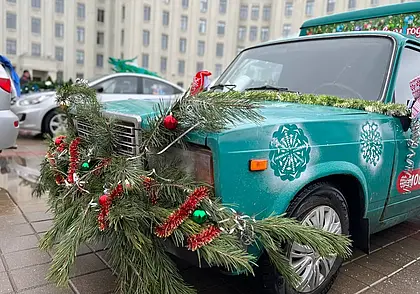 Дед Мороз рулит! В Могилеве прошел новогодний автопарад
