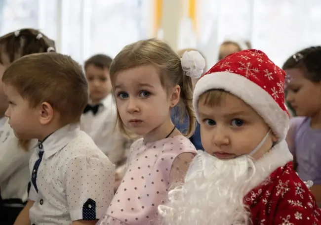 Новогодний детский праздник в могилевской школе развития «Ступеньки»: наш фоторепортаж