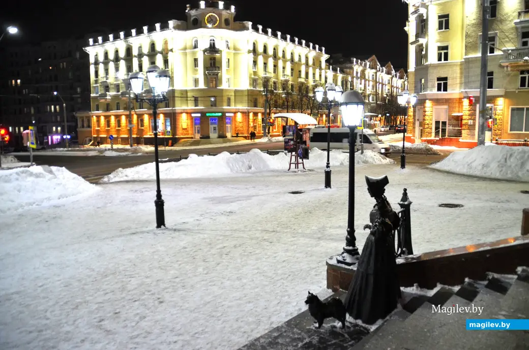 «Дама с собачкой» на ступеньках Могилевского облдрамтеатра. Могилев, декабрь, 2023 г.