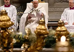 Папа римский осудил кровопролитие в Рождество и помолился за мир. Видео из Ватикана