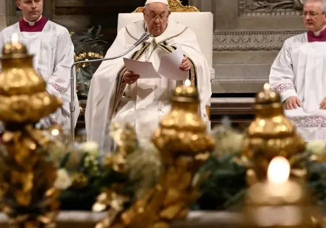 Папа римский осудил кровопролитие в Рождество и помолился за мир. Видео из Ватикана