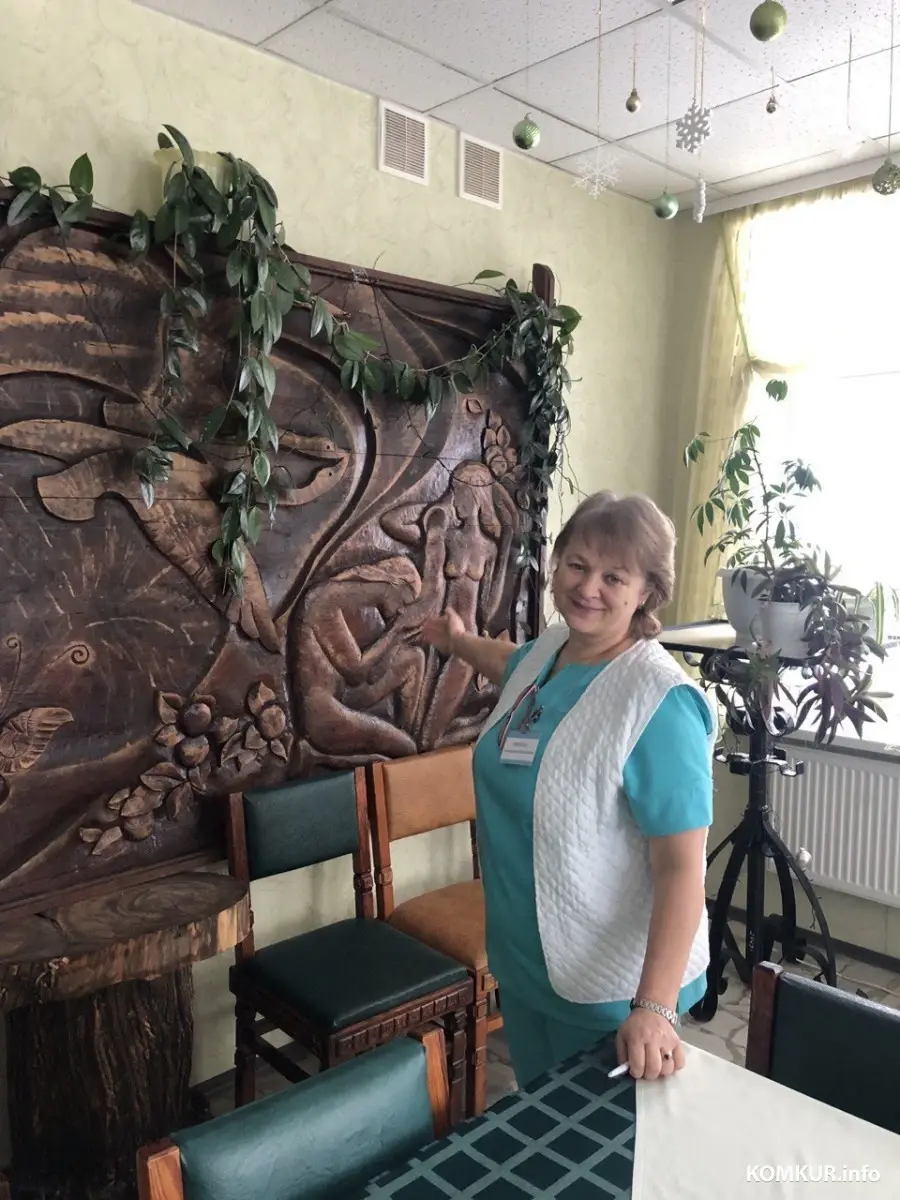 14.12.2023. Екатерина Матвеевна Киреева показывает санаторскую достопримечательность.