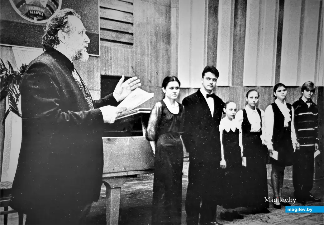 Владимир Браиловский (слева) слово говорит. Могилев, 1990-е годы.
