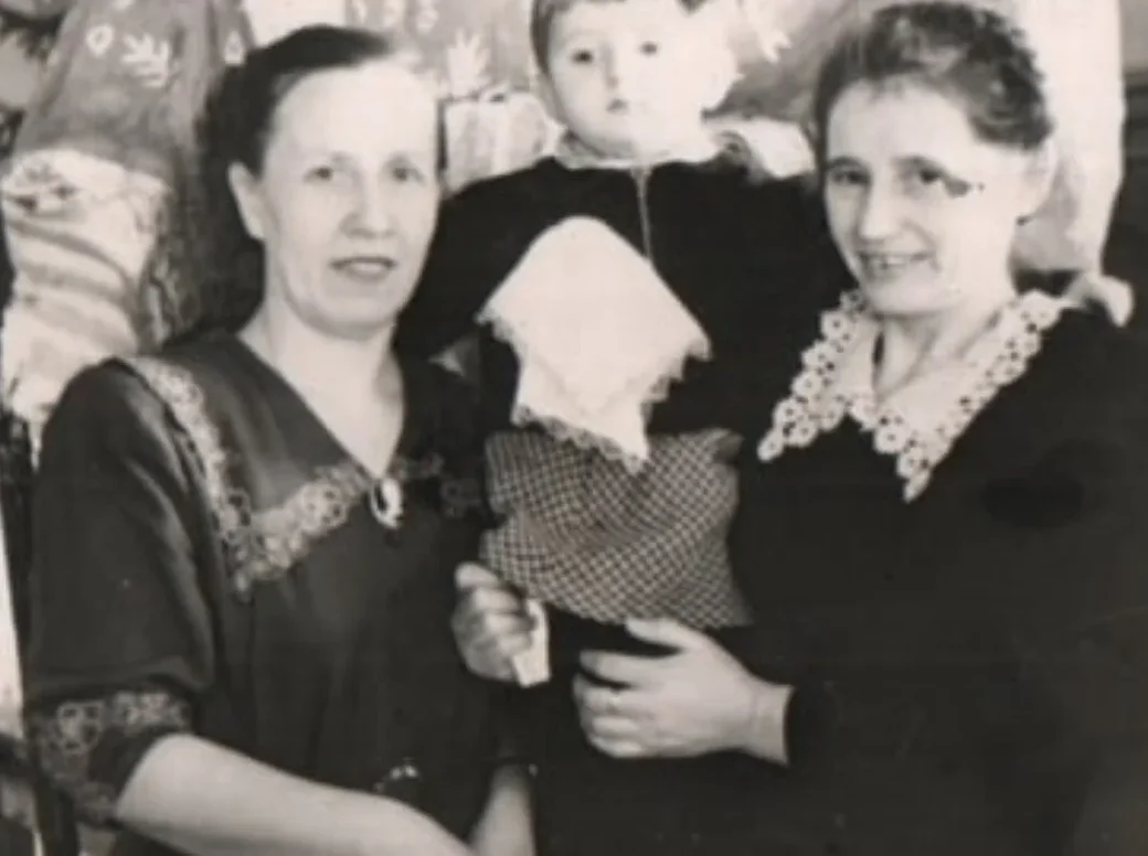 Наташа, ее мама и «тетя Смирнова» (имя не помнит) на встрече Нового 1955 года. Первый утренник