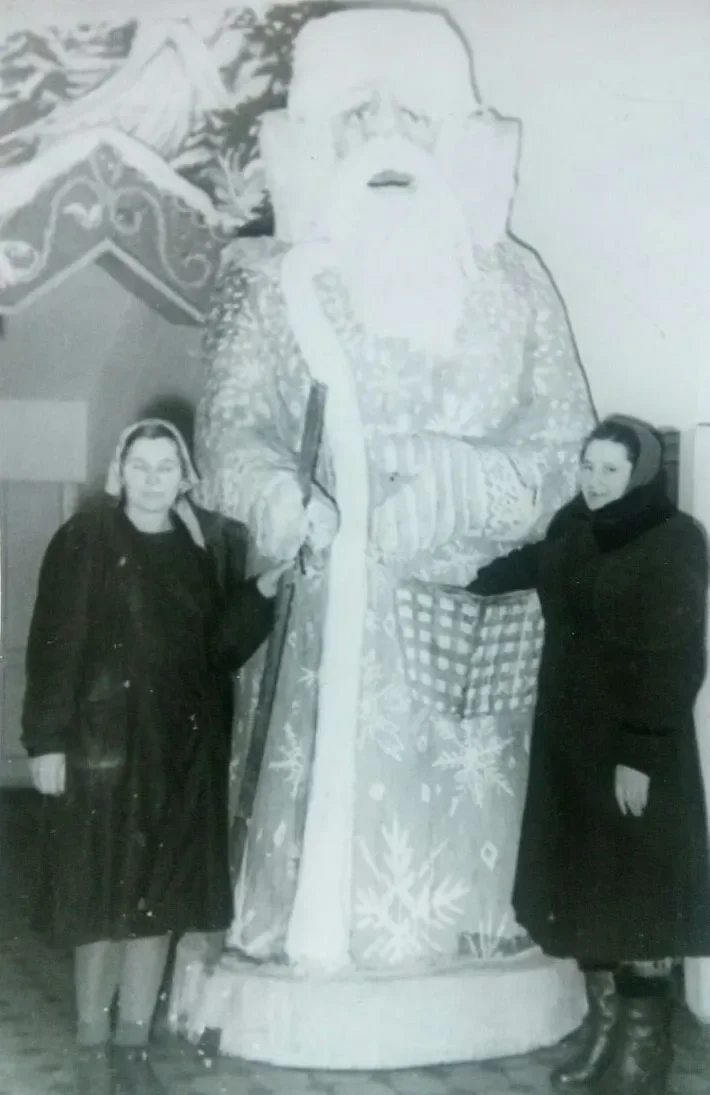 Такой Дед Мороз стоял в фойе Дома офицеров в канун 1955 года. На фото мама Наташи справа.