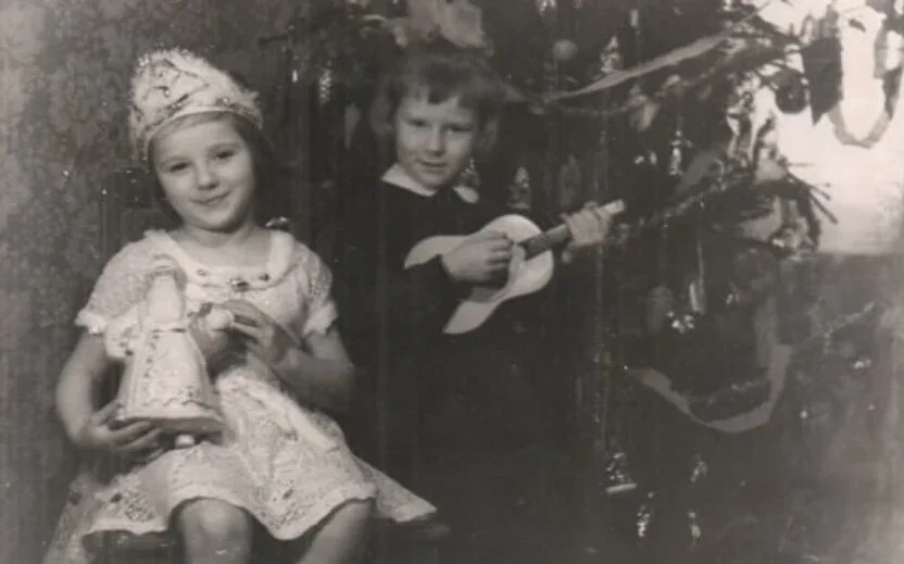 Встреча Нового 1958 года. Наташа со своей подружкой Леной Нагаевой. Их родители дружили, и