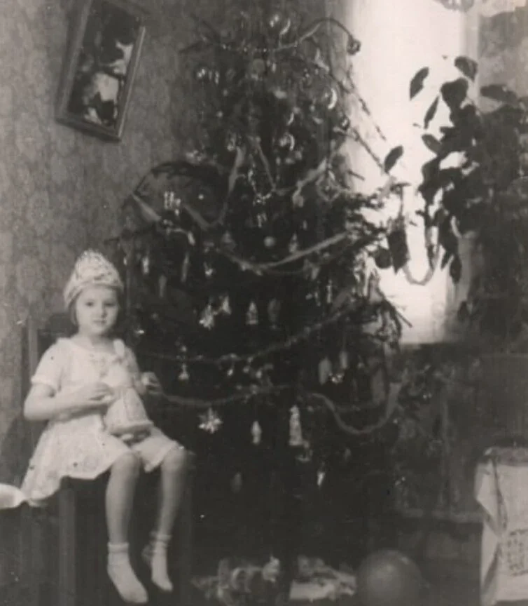 Наташа дома у елочки. Бобруйск, 1958 г.