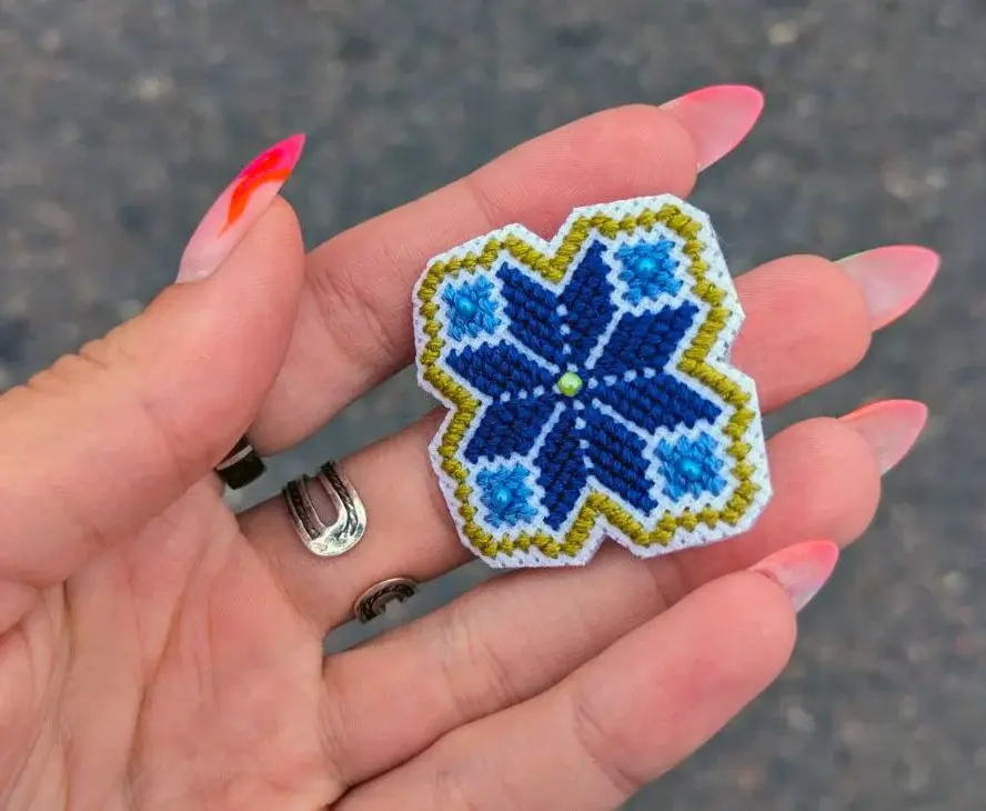 Декабрь 2023 года. Могилев. Брошь, изготовленная Анастасией Ледневой.