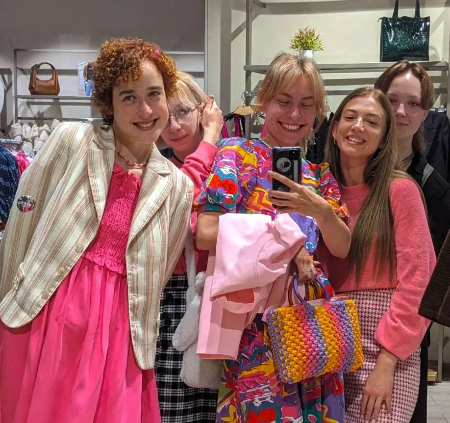 2023 год. Могилев. Анастасия Леднева с подругами в кино с собственноручно изготовленной сумкой.