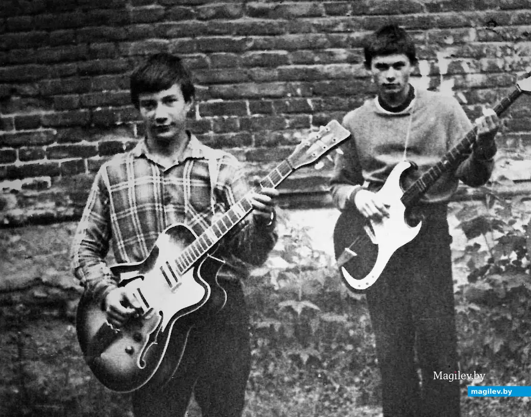 Валера Катков (слева) временами был неразлучен с гитарой. Могилев, 1969 г.