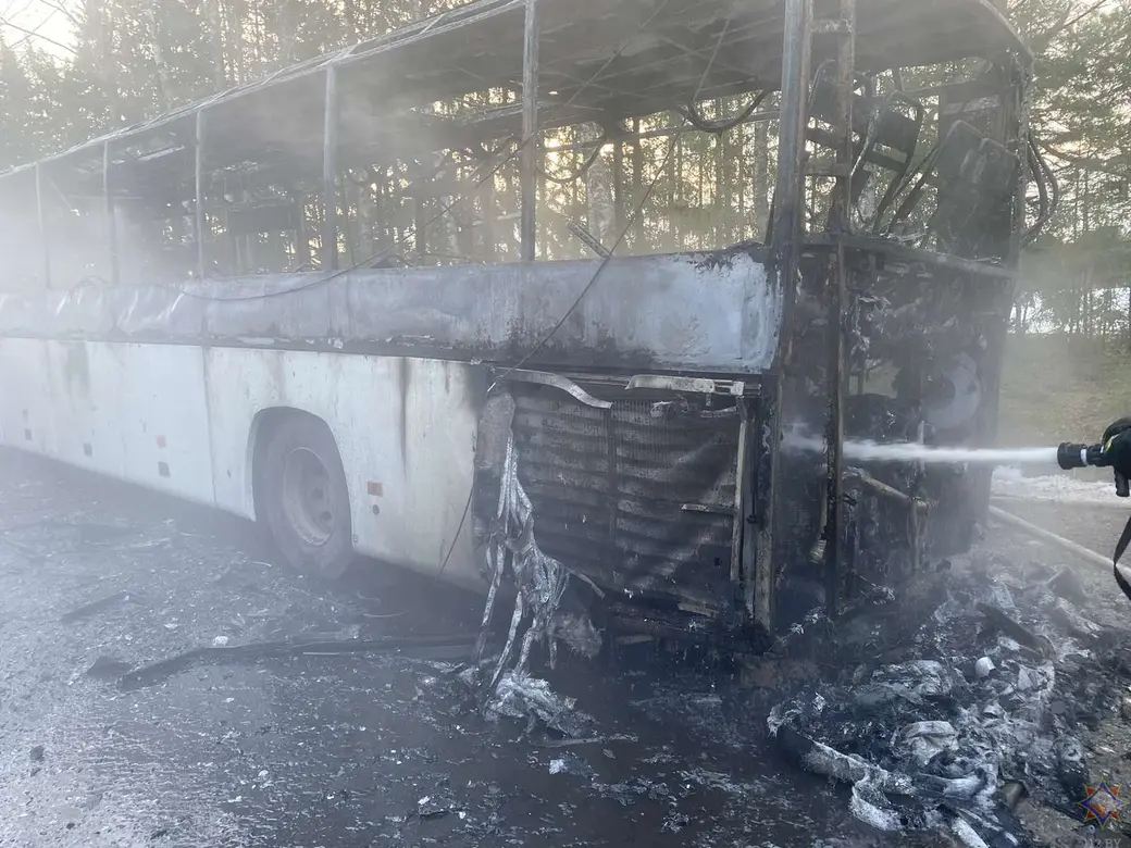 В Дрибинском районе горел автобус, следовавший из Могилева в Горки.  Пассажиры успели покинуть салон | magilev.by