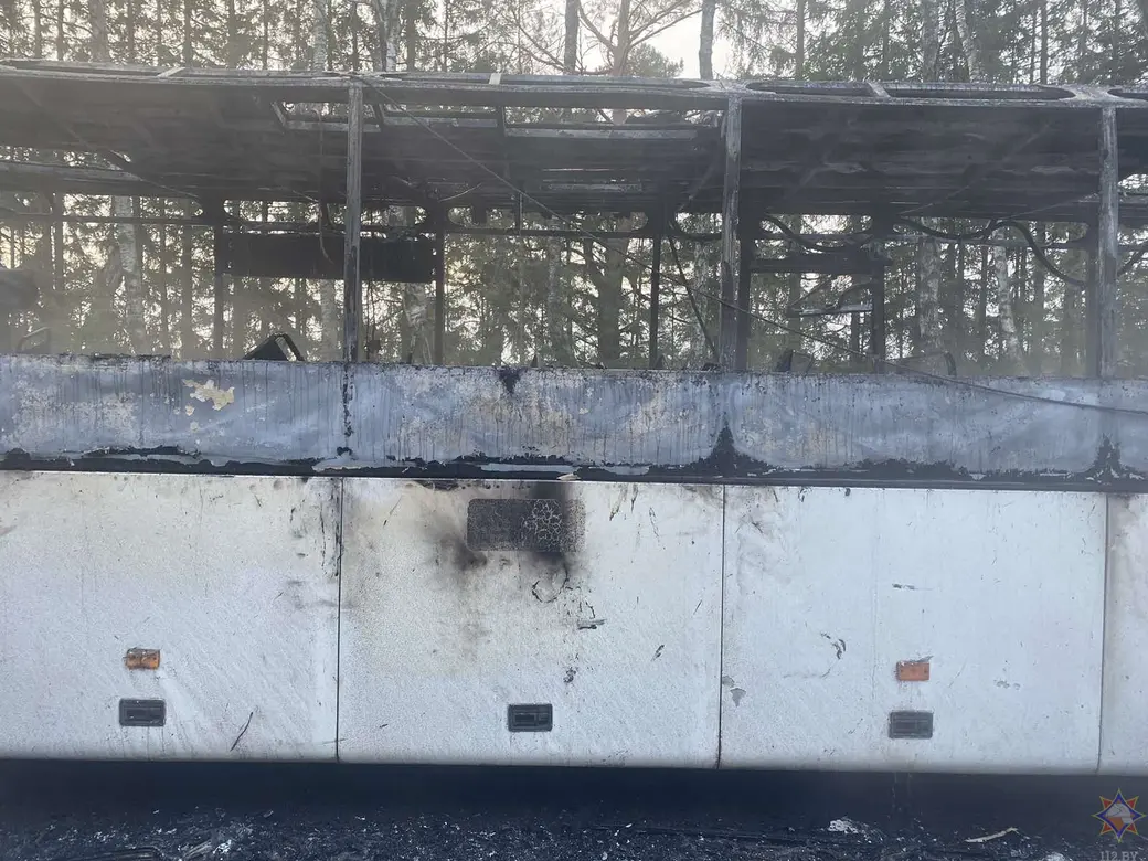 30 декабря 2023 года. В Дрибинском районе горел автобус МАЗ, который следовал из Могилева в Горки. Фото: МЧС.