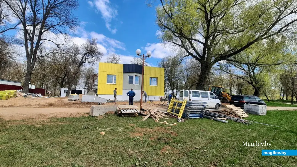 Апрель 2023 г. Могилев, ул. Правонабережная. Здесь буквально за 3 месяца «выросла» спасательная станция.