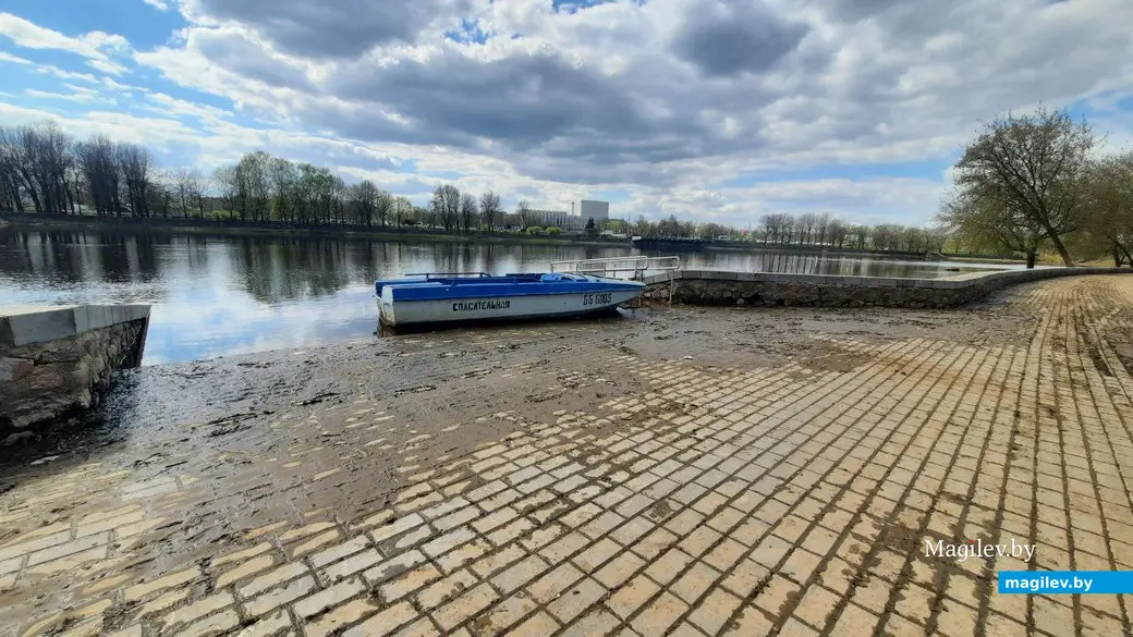 Апрель 2023 г. Могилев, ул. Правонабережная. У Днепра буквально за 3 месяца «выросла» спасательная станция.