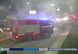 В Могилеве автомобиль заглох на светофоре и загорелся. Как это было – видео