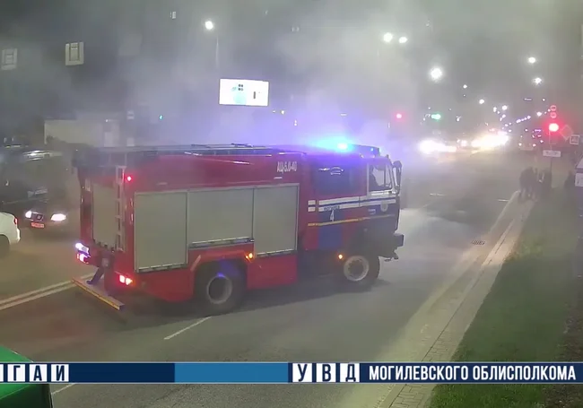 В Могилеве автомобиль заглох на светофоре и загорелся. Как это было – видео