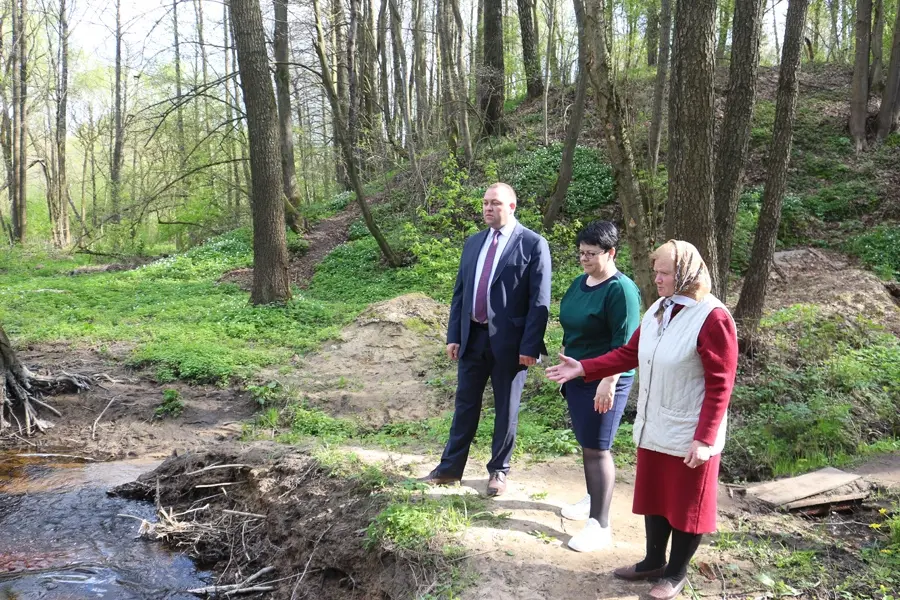 Дмитрий Акулич, председатель Чаусского райисполкома провел прямо у кринички рабочее совещание. Фото: chausynews.by