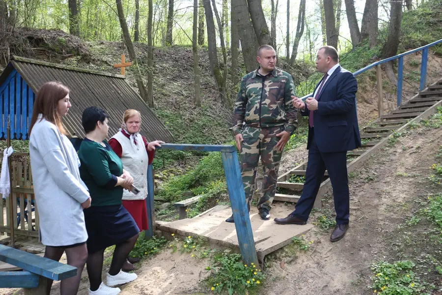 Дмитрий Акулич, председатель Чаусского райисполкома провел прямо у кринички рабочее совещание. Фото: chausynews.by