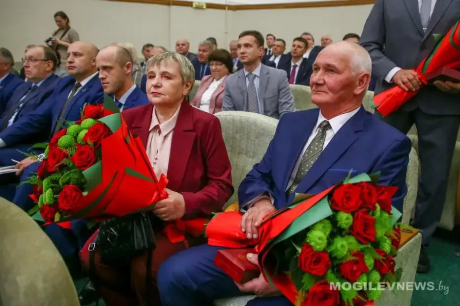 Заместитель премьер-министра Леонид Заяц вручил лучшим представителям АПК Могилевской области государственные награды. Могилев, 27.04.2023 г. Фото: mogilevnews.by