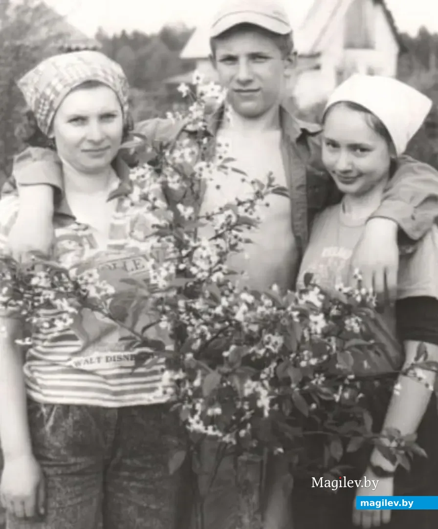 Татьяна Юрьевна Филонова с детьми на даче, 1990-е годы.