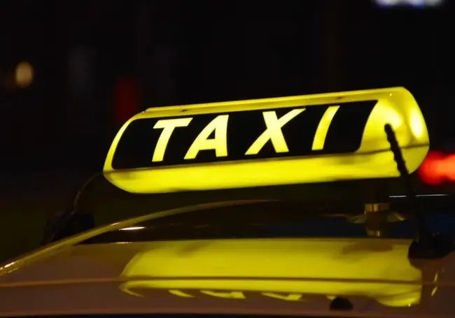 Могилевчанка заплатила за проезд в такси наушниками