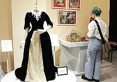 Шляпки, сумочки, шкатулки, духи-браслеты, наряды голливудских актрис: мировая мода на выставке в Могилеве. Фоторепортаж