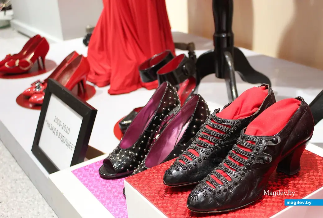 Выставка «От кринолина до mini-юбки. От турнюра до sport-шика. От корсета до oversize». Могилевский областной краеведческий музей. Апрель 2023 года.